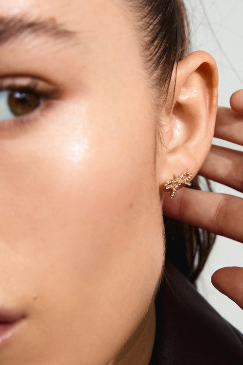 Gold bow earring 