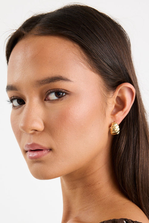 Woman wearing a chunky ribbed earring