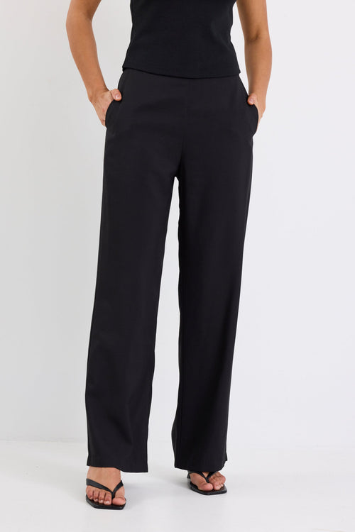 woman wearing black pant and black tank