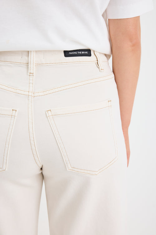 woman wearing cream jeans and white tank
col_pattern