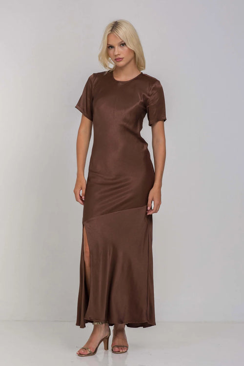 Model wears a chocolate brown short sleeve maxi dress with a side slit
col_pattern
