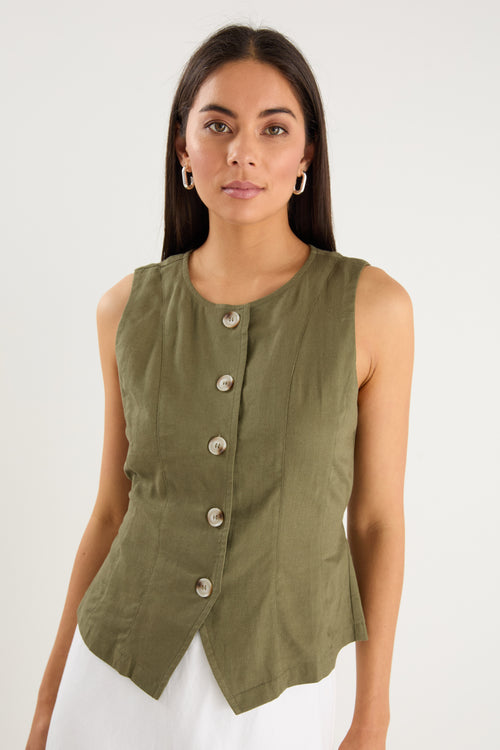 the model wears a green linen vest with a white maxi skirt
col_pattern