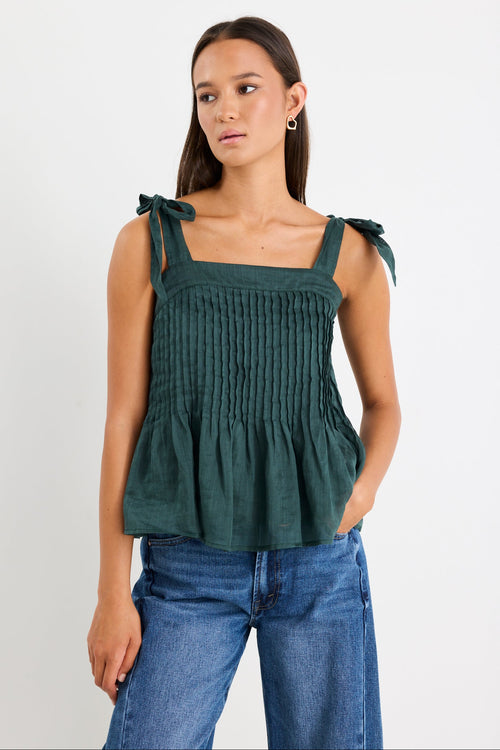 Woman wearing a green cami top and blue jeans
col_pattern