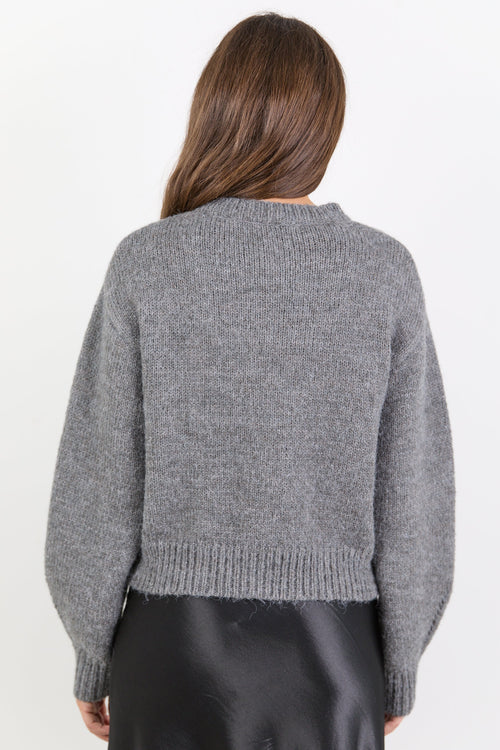 Person wearing a grey sweater on a white background
col_pattern