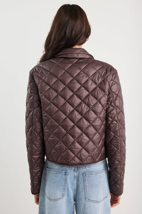 Person wearing a brown quilted jacket on a white background
col_pattern