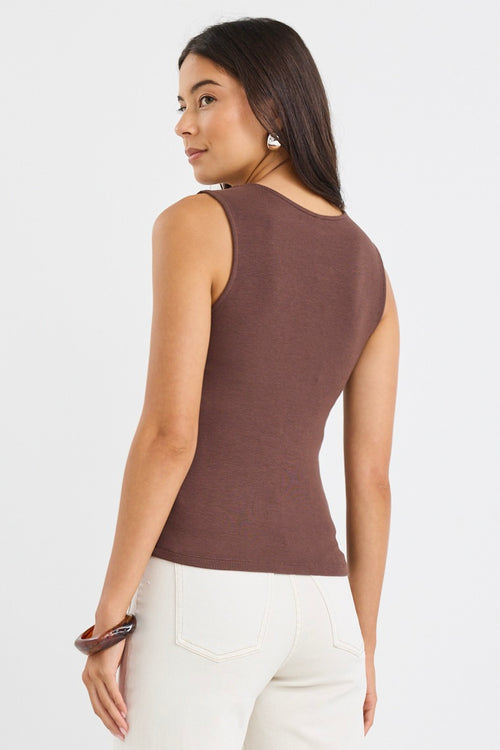 model wears a brown tank top with cream jeans
col_pattern