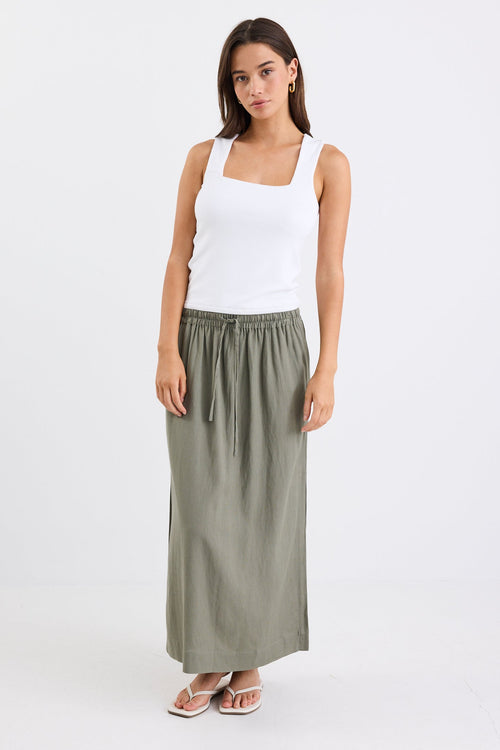 Woman wearing a khaki skirt and white top