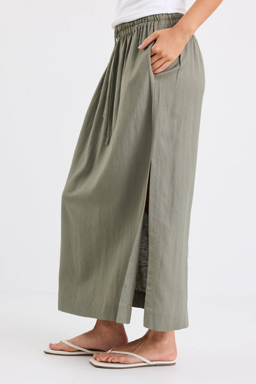 Woman wearing a khaki skirt and white top