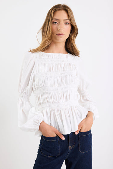 Woman wearing a white blouse with a plain background
col_pattern