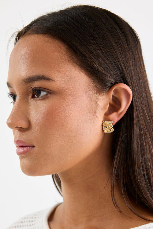 Woman wearing a gold earring