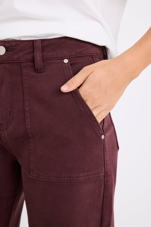 model wears a burgundy jean with white t-shirt
@col_pattern