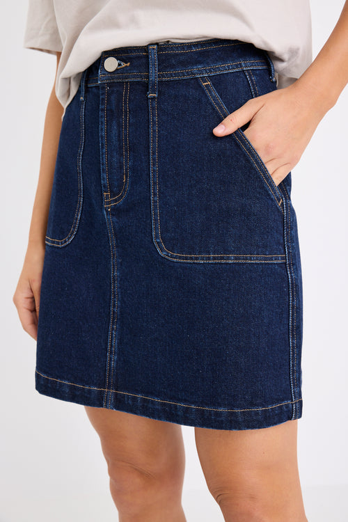 model wears a dark blue denim mini skirt
col_pattern