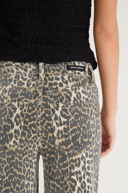 model wearing animal print jeans and a black top 
col_pattern
