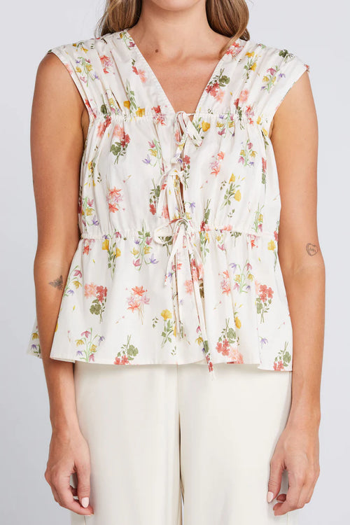 woman wearing a cream floral top and cream pants
col_pattern