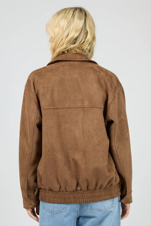 Person wearing a brown jacket on a plain background
col_pattern